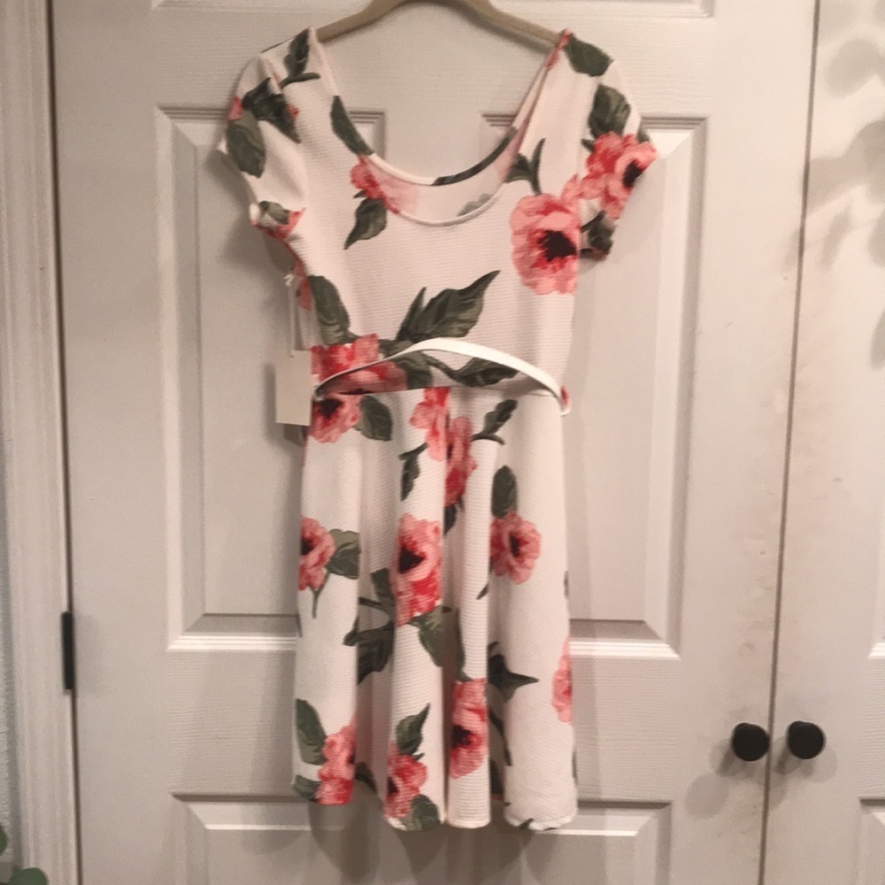Iris brand size S cap sleeve dress with belt- NWT - Picture 4 of 6